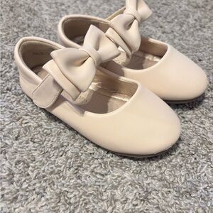 Elegant Cream Bow Kids Shoes